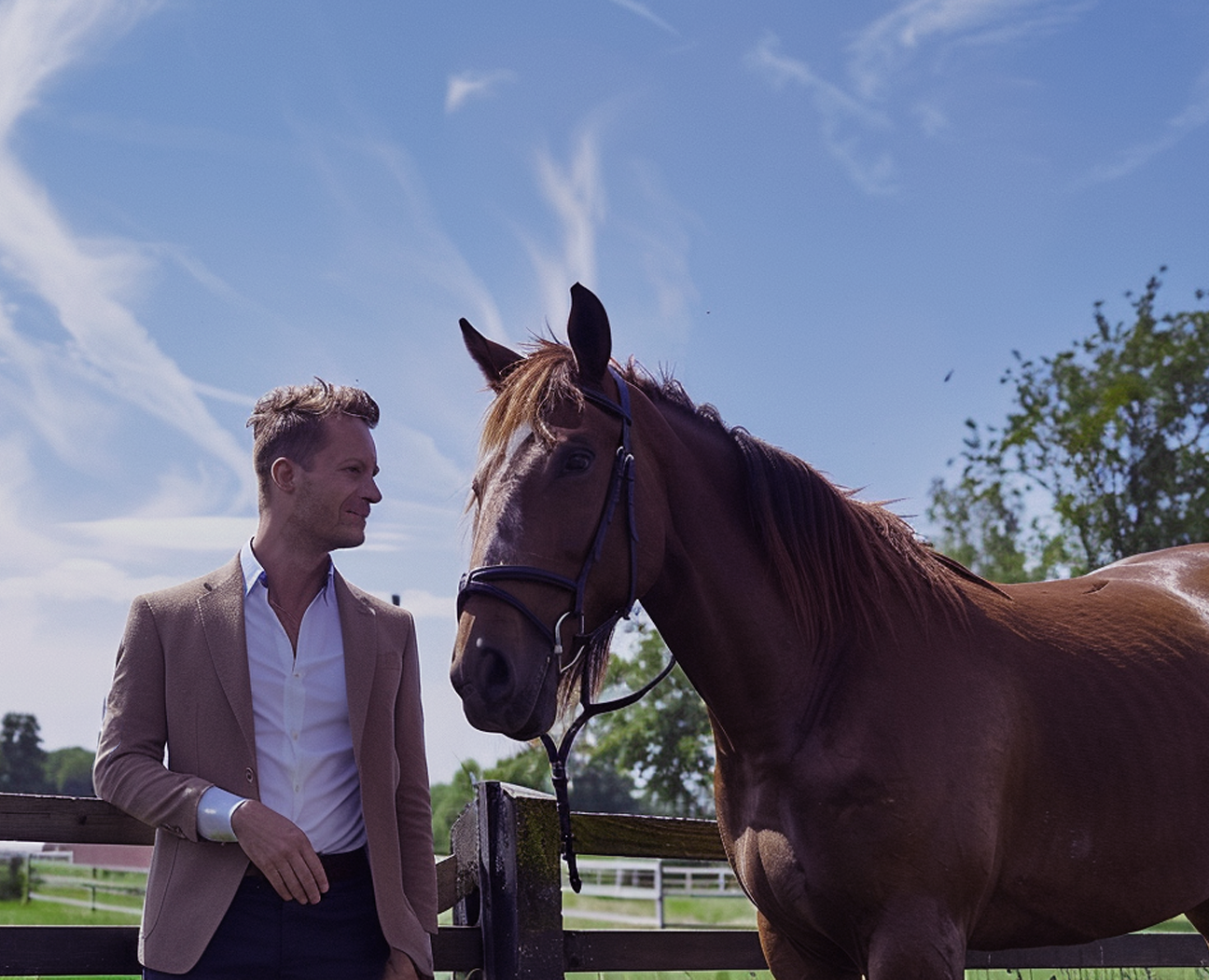 Deelnemer van Apollo Lane bij zijn paard op een landgoed