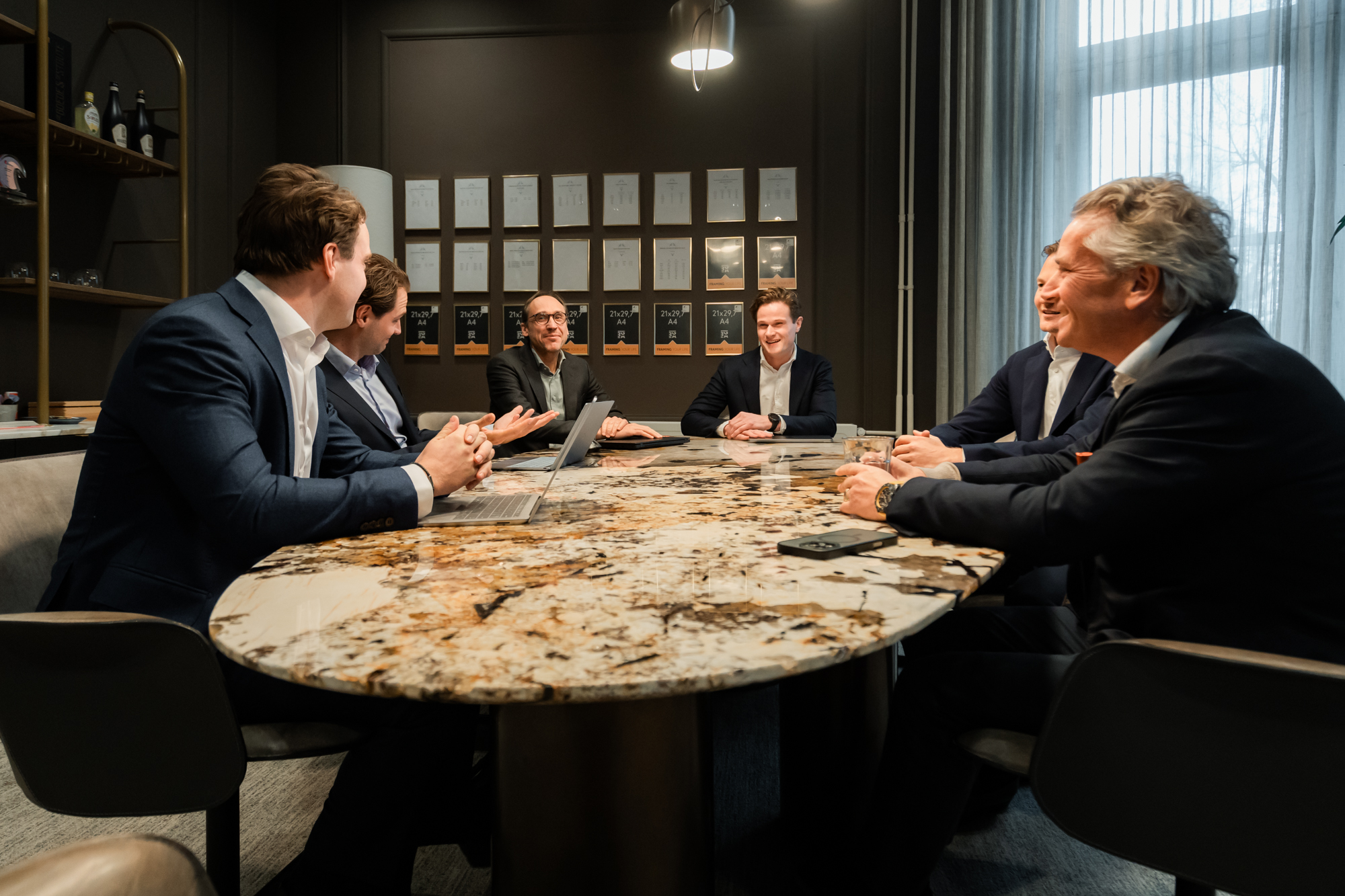 Oprichters en team van Apollo Lane in gesprek rond de vergadertafel